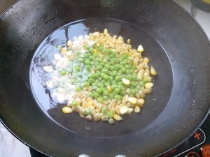 豌豆玉米炒鹌鹑蛋步骤5