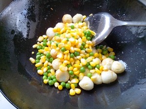 豌豆玉米炒鹌鹑蛋步骤7
