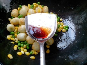 豌豆玉米炒鹌鹑蛋步骤8