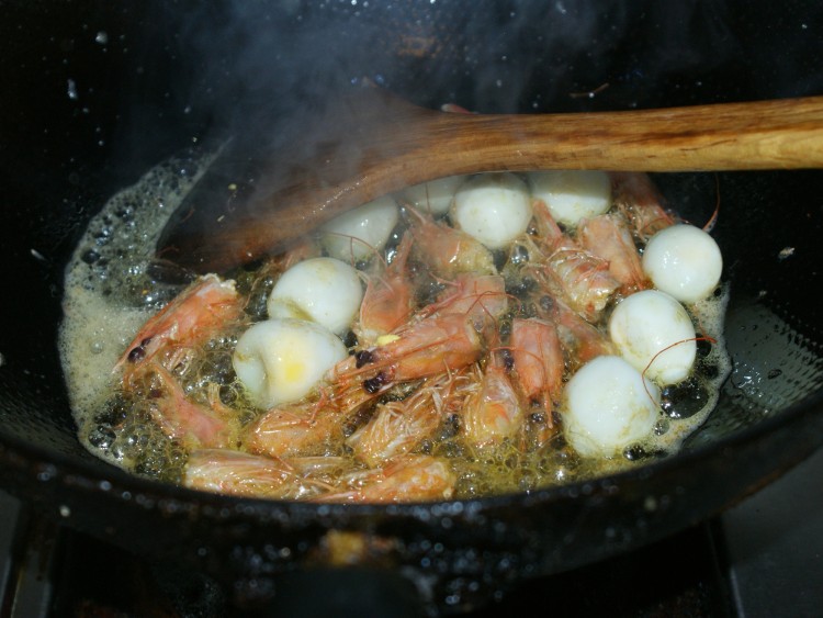 虾头鹌鹑蛋白菜汤步骤1