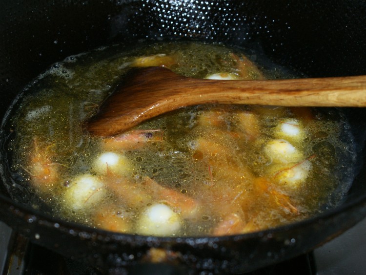 虾头鹌鹑蛋白菜汤步骤2