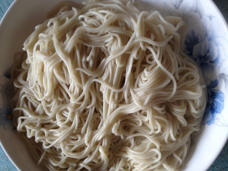 油豆条蛤蜊面步骤2