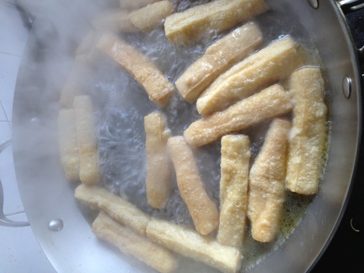油豆条蛤蜊面步骤1