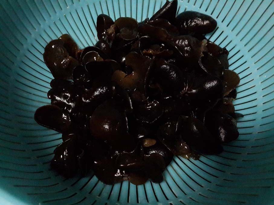 东北木耳炒鹌鹑蛋步骤2