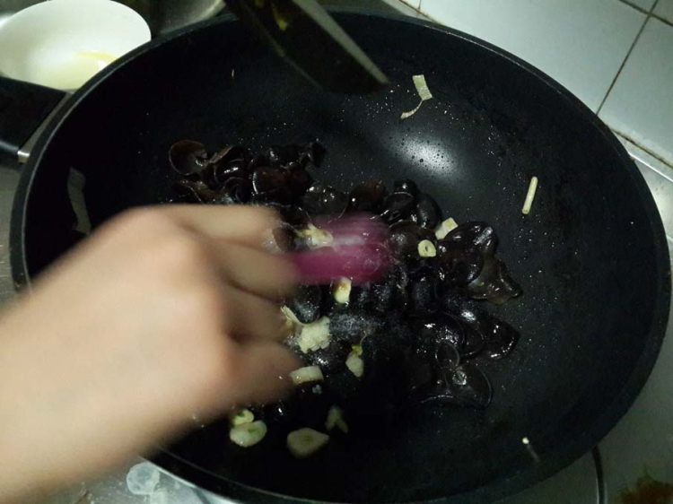 东北木耳炒鹌鹑蛋步骤6
