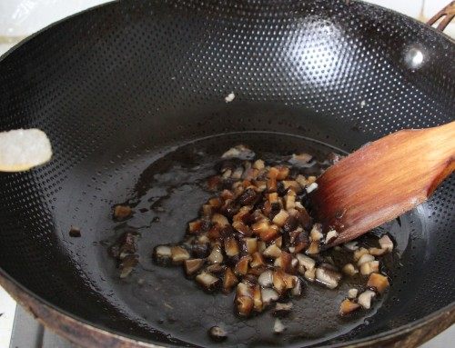 香菇肉酱烩鹌鹑蛋步骤4