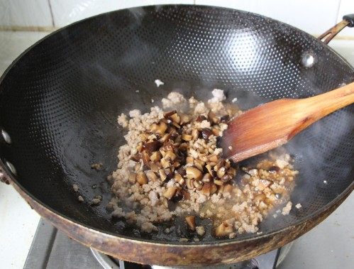 香菇肉酱烩鹌鹑蛋步骤7