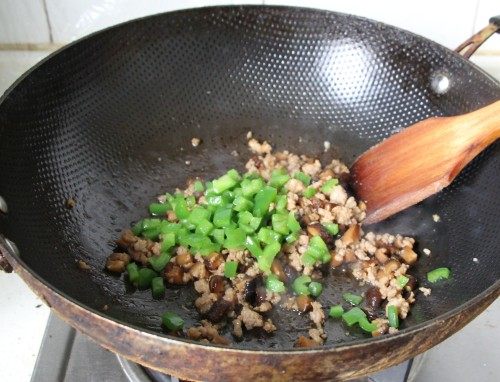 香菇肉酱烩鹌鹑蛋步骤8