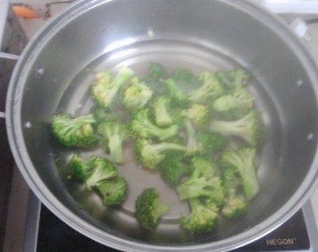 鹌鹑蛋腊肠煲仔饭步骤2