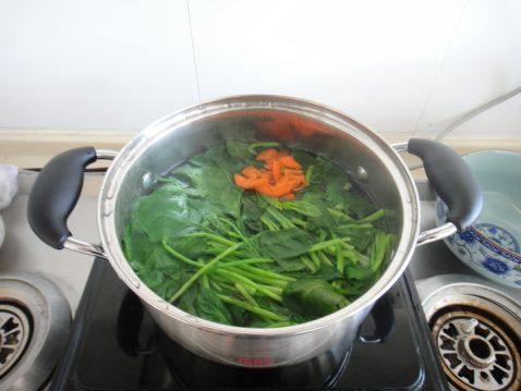 果仁拌菠菜步骤4