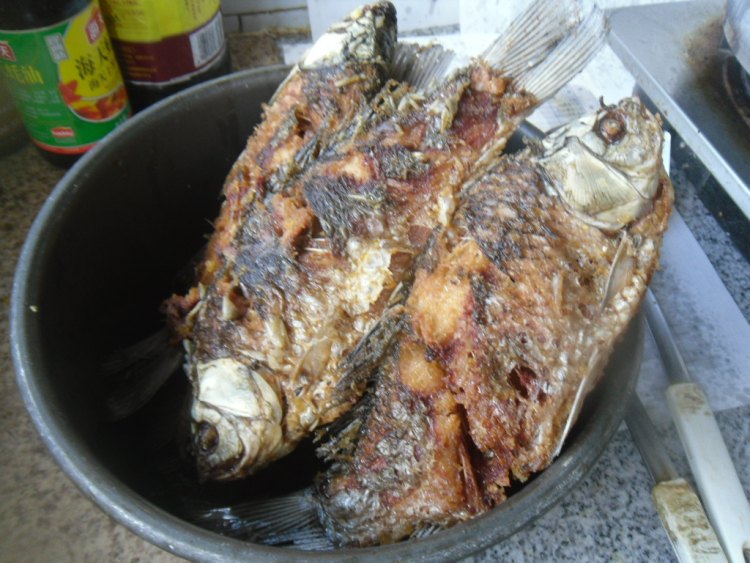 酥焖鲫鱼步骤5