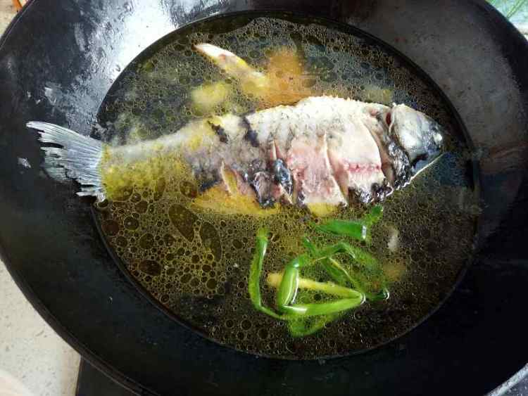 鲫鱼炖干豆腐步骤5