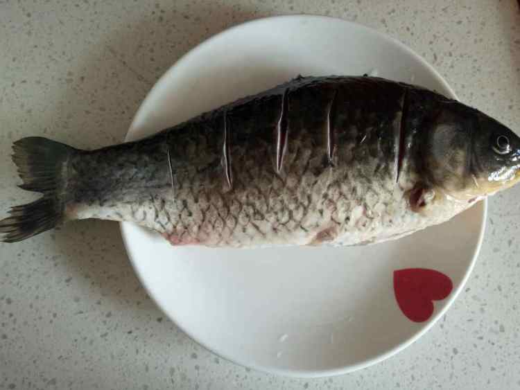 鲫鱼炖干豆腐步骤1