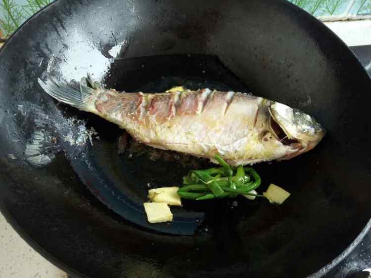 鲫鱼炖干豆腐步骤3