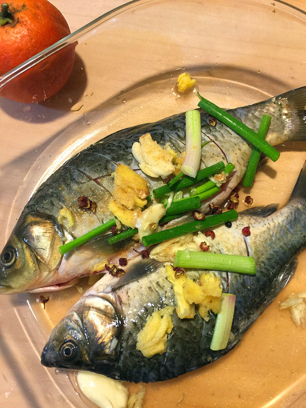 凉拌鲫鱼步骤2