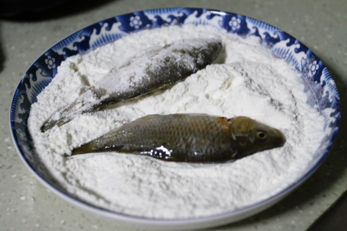 椒盐香酥炸鱼步骤3