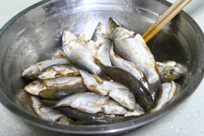 椒盐香酥炸鱼步骤2