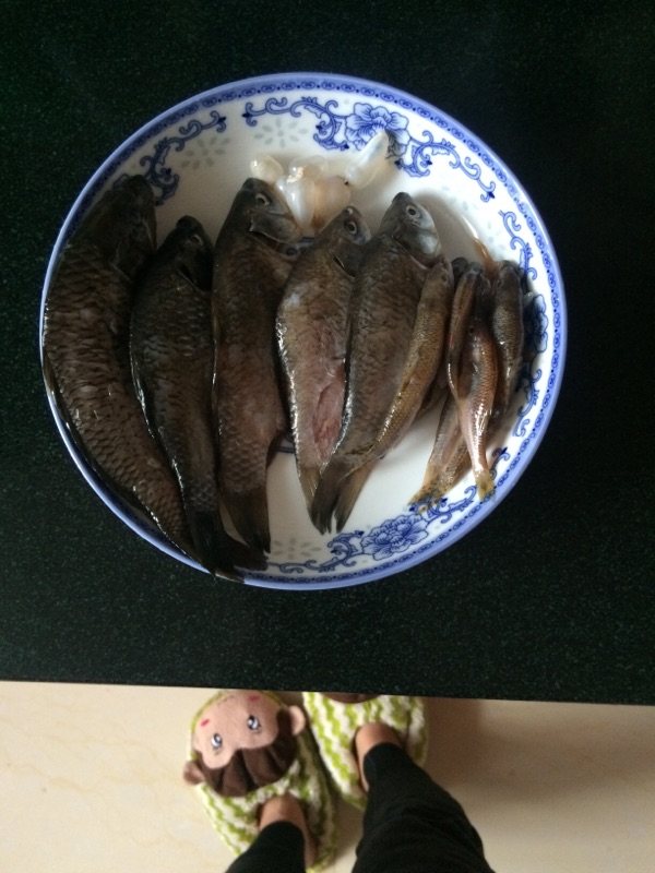 酱焖野生小鲫鱼步骤1