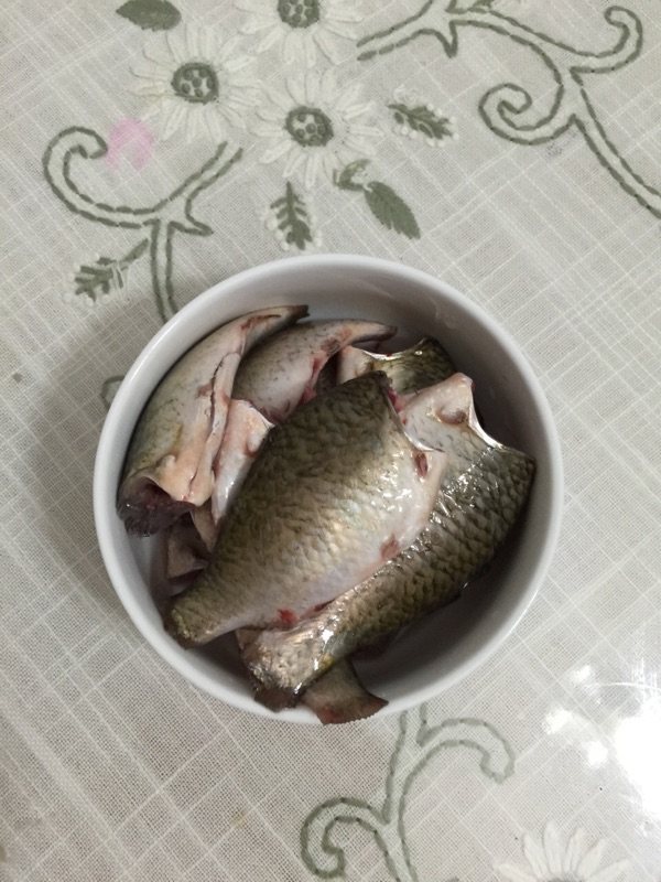 鲫鱼汤炖豆腐步骤1