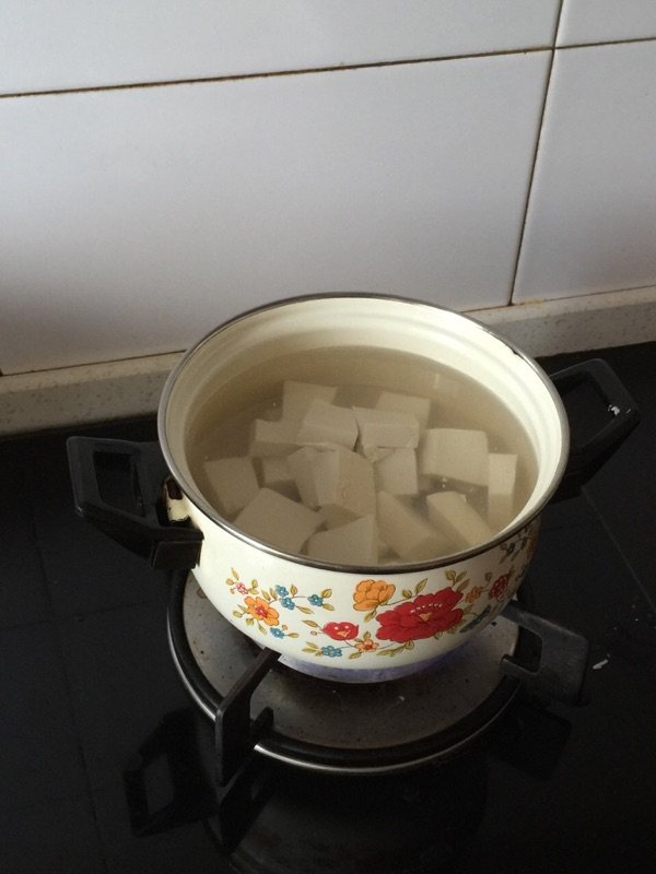 鲫鱼汤炖豆腐步骤5