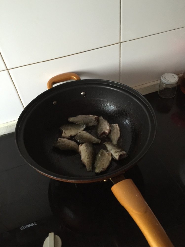 鲫鱼汤炖豆腐步骤2
