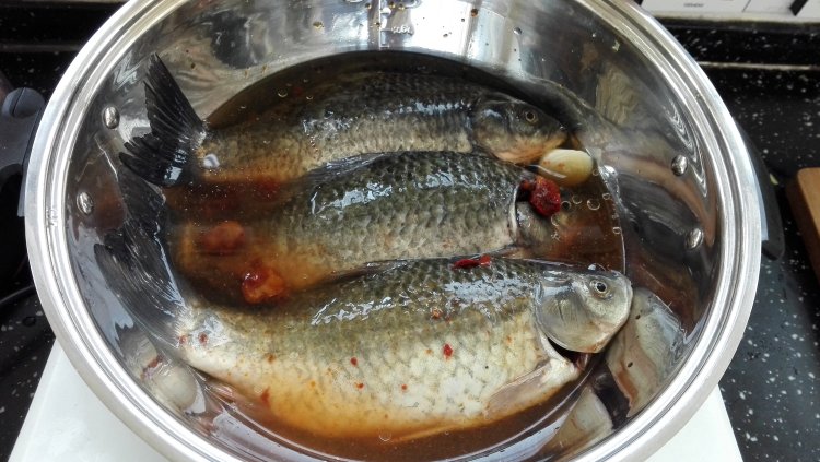 酱焖鲫鱼步骤5
