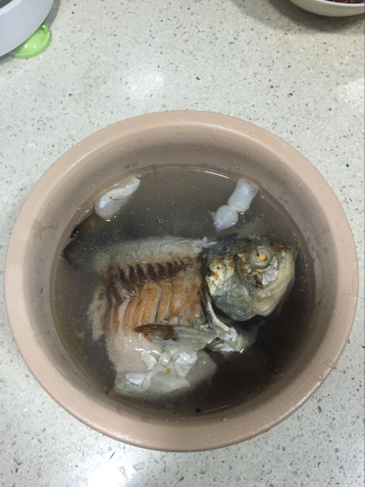 红枣鲫鱼汤#多效护理步骤5