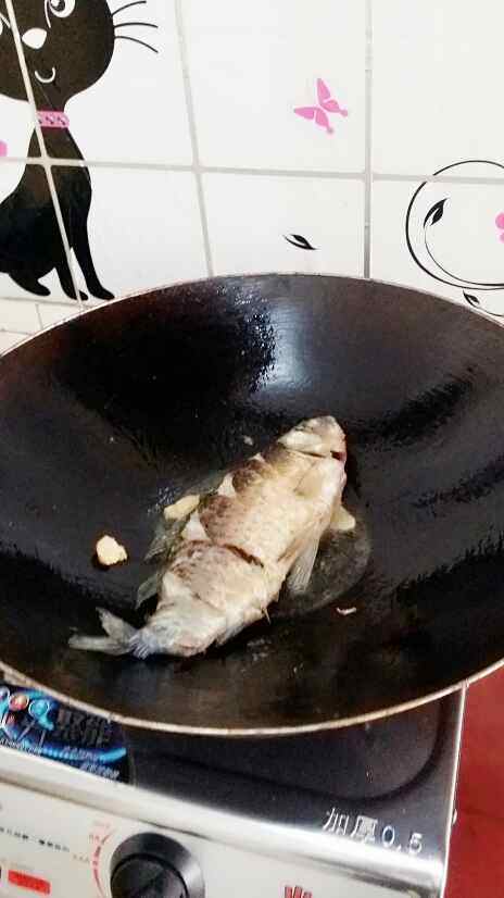 鲫鱼豆腐汤#多效护理步骤3
