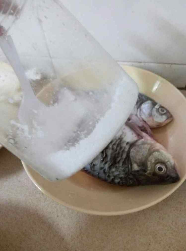鲫鱼豆腐白菜汤步骤2