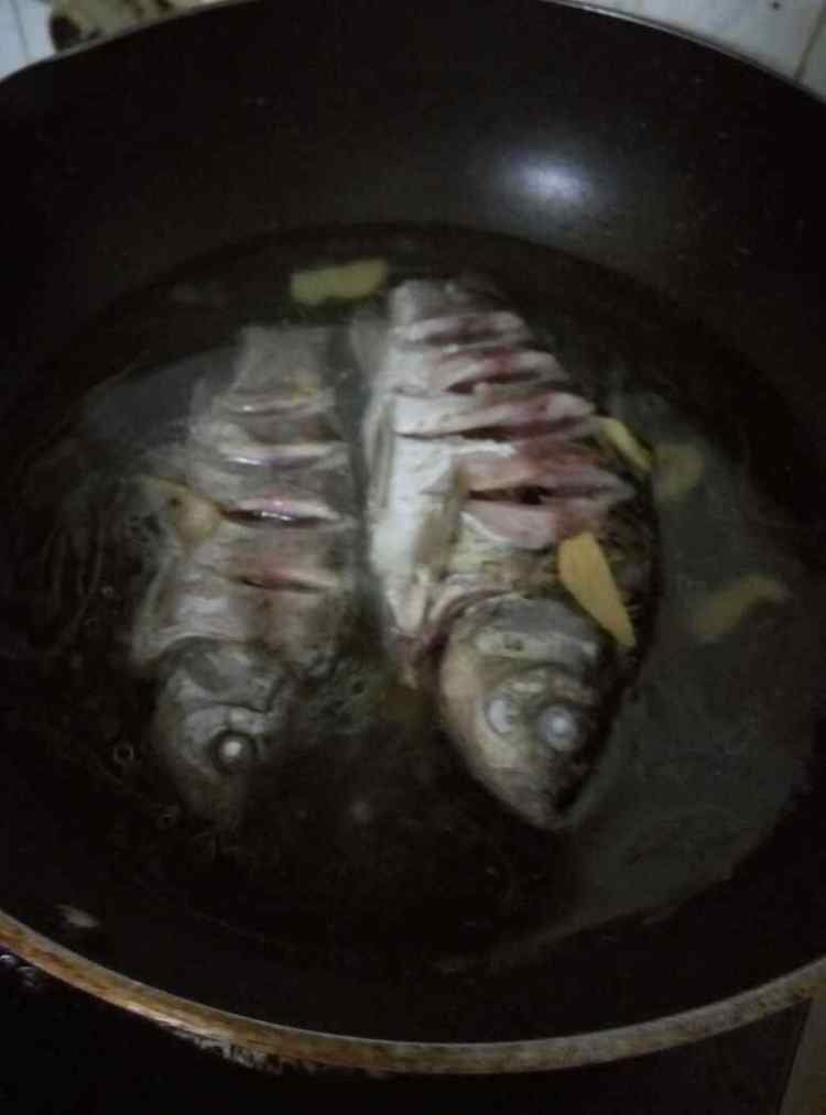鲫鱼豆腐白菜汤步骤10