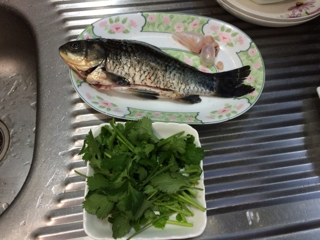 香菜鲫鱼汤步骤1