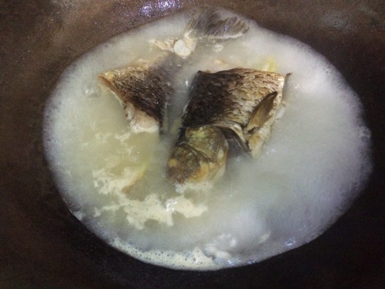 香菜鲫鱼汤步骤5