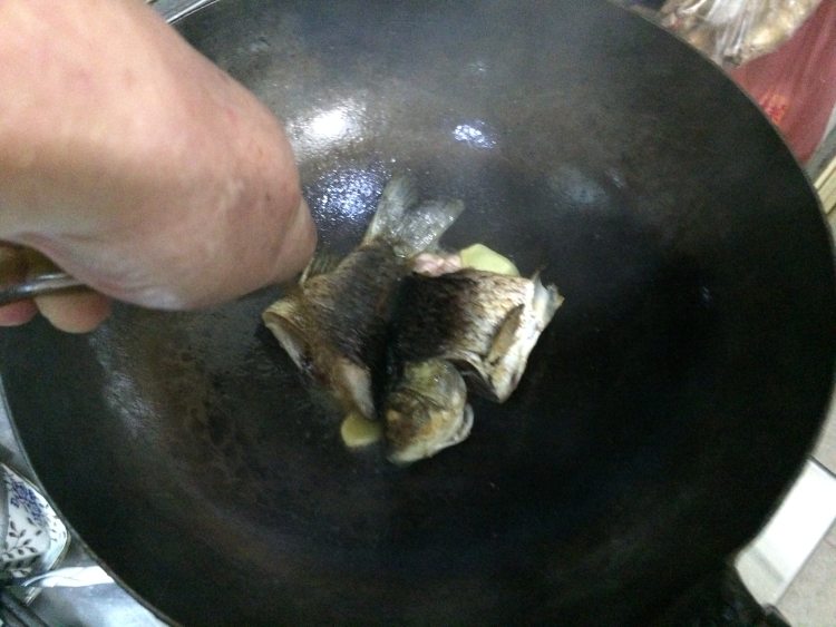 香菜鲫鱼汤步骤4