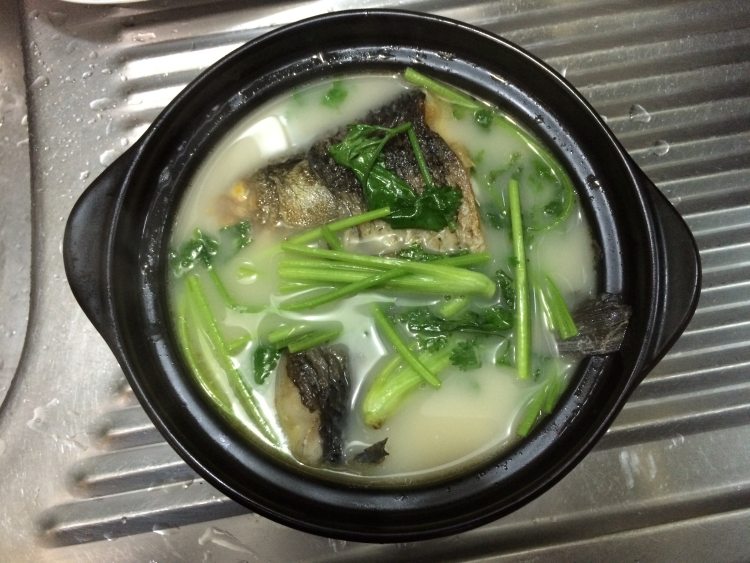 香菜鲫鱼汤步骤8