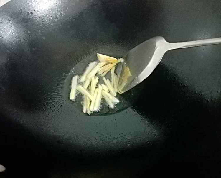 金针菇鲫鱼汤步骤5