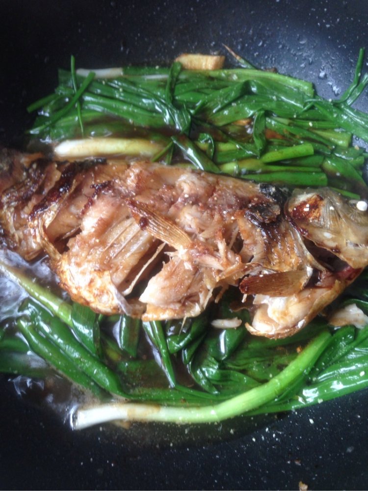 葱皓鲫鱼步骤7