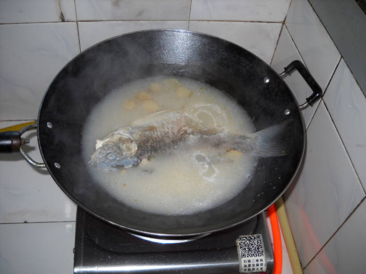 鱼汤肉丸炖萝卜步骤3