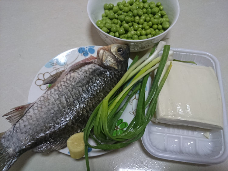 鲫鱼豆腐暖锅步骤1
