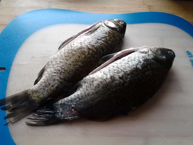 电饼铛烤鲫鱼步骤1