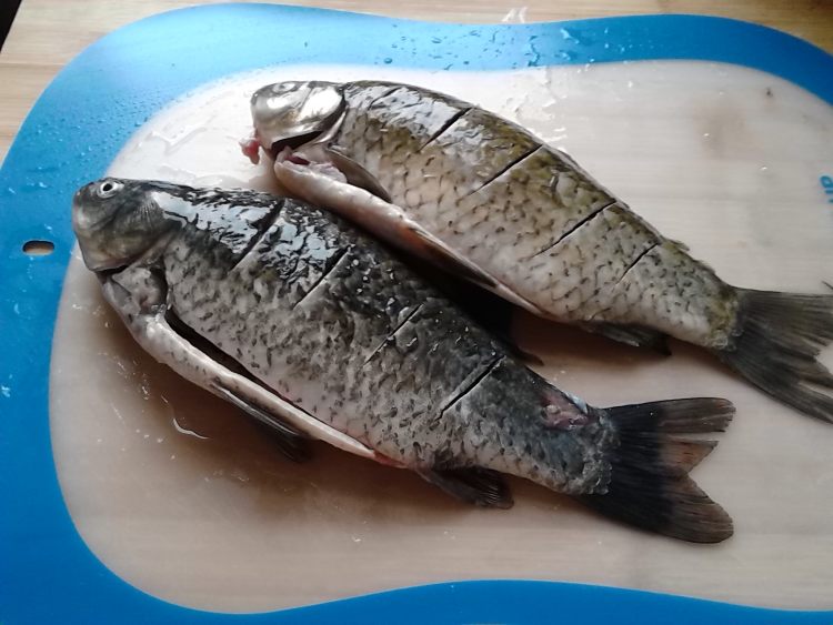 电饼铛烤鲫鱼步骤2
