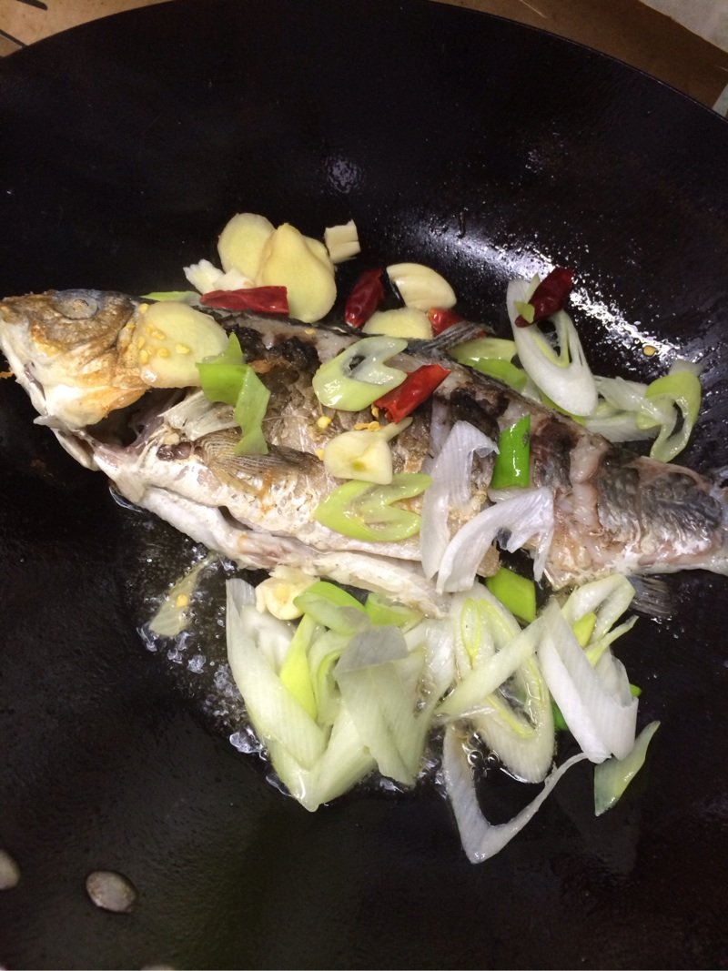 鲫鱼烧豆腐步骤4