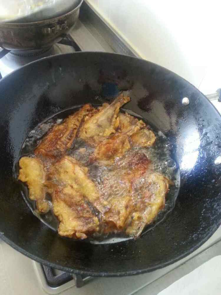 酥炸小鲫鱼步骤6