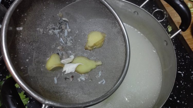 鲫鱼菌汤步骤8