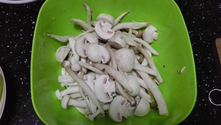 鲫鱼菌汤步骤6