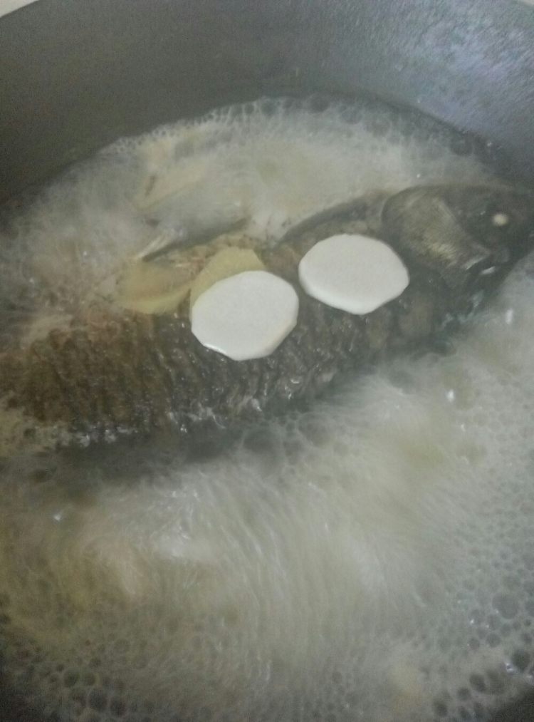 鲫鱼山药汤步骤6