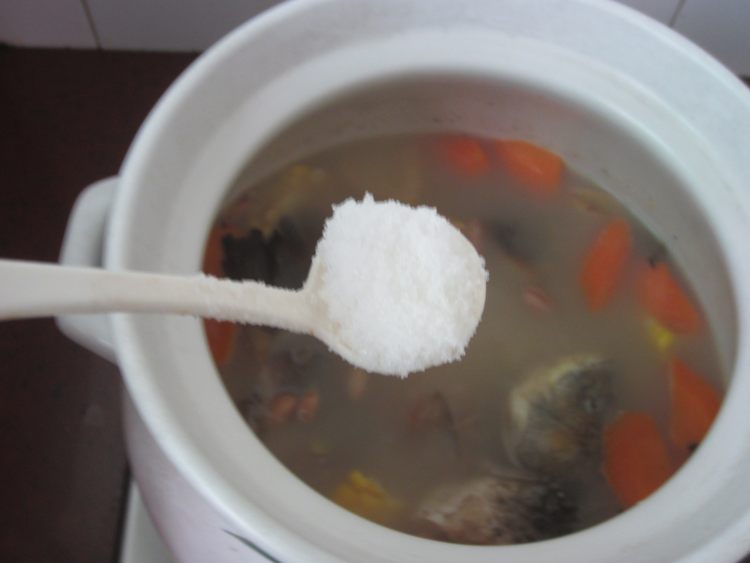 胡萝卜玉米花生鲫鱼汤步骤10