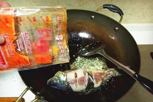 火锅底料做红烧鲫鱼步骤2