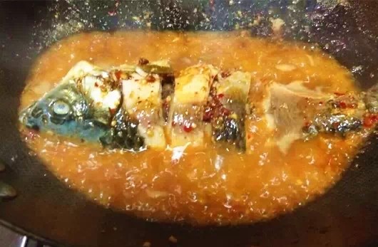 火锅底料做红烧鲫鱼步骤3