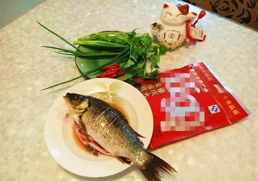 火锅底料做红烧鲫鱼步骤1