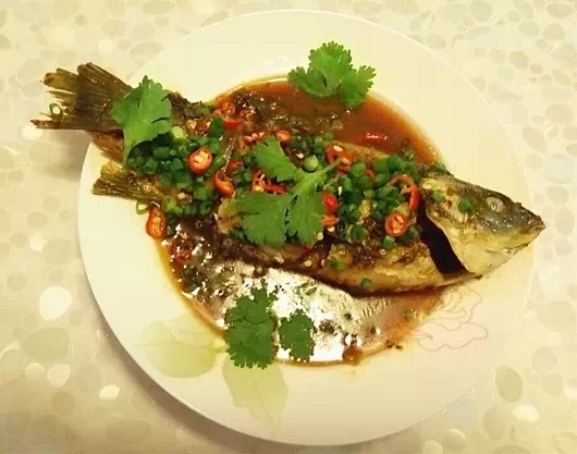 火锅底料做红烧鲫鱼步骤4